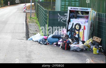 Illegale Müllentsorgung wird zur Herausforderung für Kommunen. Blick auf illegal entsorgten Hausmüll an einem Altkleidercontainer. Ausmaß der illegalen Abfallentsorgung in leer nicht mehr zumutbar. Der Abfallwirtschaftsbetrieb des Landkreises leer zieht nun die Konsequenzen und gibt mehrere Standort auf. Die dort aufgestellten Container für Altglas und Alttextilien wurden abgezogen. Emden Niedersachsen Deutschland *** illegale Abfallentsorgung wird für Kommunen zu einer Herausforderung Ansicht der illegal entsorgten Haushaltsabfälle in einem gebrauchten Bekleidungsbehälter das Ausmaß der illegalen Abfallentsorgung Stockfoto