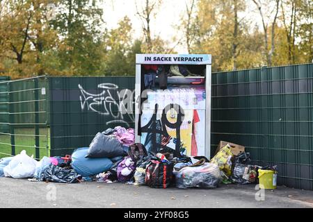 Illegale Müllentsorgung wird zur Herausforderung für Kommunen. Blick auf illegal entsorgten Hausmüll an einem Altkleidercontainer. Ausmaß der illegalen Abfallentsorgung in leer nicht mehr zumutbar. Der Abfallwirtschaftsbetrieb des Landkreises leer zieht nun die Konsequenzen und gibt mehrere Standort auf. Die dort aufgestellten Container für Altglas und Alttextilien wurden abgezogen. Emden Niedersachsen Deutschland *** illegale Abfallentsorgung wird für Kommunen zu einer Herausforderung Ansicht der illegal entsorgten Haushaltsabfälle in einem gebrauchten Bekleidungsbehälter das Ausmaß der illegalen Abfallentsorgung Stockfoto