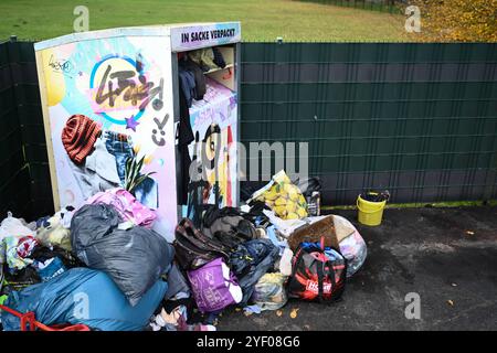 Illegale Müllentsorgung wird zur Herausforderung für Kommunen. Blick auf illegal entsorgten Hausmüll an einem Altkleidercontainer. Ausmaß der illegalen Abfallentsorgung in leer nicht mehr zumutbar. Der Abfallwirtschaftsbetrieb des Landkreises leer zieht nun die Konsequenzen und gibt mehrere Standort auf. Die dort aufgestellten Container für Altglas und Alttextilien wurden abgezogen. Emden Niedersachsen Deutschland *** illegale Abfallentsorgung wird für Kommunen zu einer Herausforderung Ansicht der illegal entsorgten Haushaltsabfälle in einem gebrauchten Bekleidungsbehälter das Ausmaß der illegalen Abfallentsorgung Stockfoto