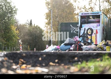 Illegale Müllentsorgung wird zur Herausforderung für Kommunen. Blick auf illegal entsorgten Hausmüll an einem Altkleidercontainer. Ausmaß der illegalen Abfallentsorgung in leer nicht mehr zumutbar. Der Abfallwirtschaftsbetrieb des Landkreises leer zieht nun die Konsequenzen und gibt mehrere Standort auf. Die dort aufgestellten Container für Altglas und Alttextilien wurden abgezogen. Emden Niedersachsen Deutschland *** illegale Abfallentsorgung wird für Kommunen zu einer Herausforderung Ansicht der illegal entsorgten Haushaltsabfälle in einem gebrauchten Bekleidungsbehälter das Ausmaß der illegalen Abfallentsorgung Stockfoto