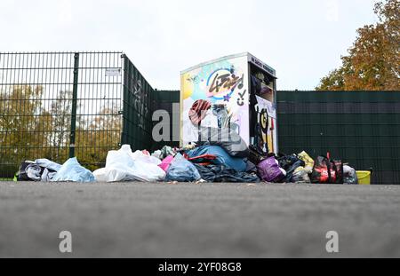 Illegale Müllentsorgung wird zur Herausforderung für Kommunen. Blick auf illegal entsorgten Hausmüll an einem Altkleidercontainer. Ausmaß der illegalen Abfallentsorgung in leer nicht mehr zumutbar. Der Abfallwirtschaftsbetrieb des Landkreises leer zieht nun die Konsequenzen und gibt mehrere Standort auf. Die dort aufgestellten Container für Altglas und Alttextilien wurden abgezogen. Emden Niedersachsen Deutschland *** illegale Abfallentsorgung wird für Kommunen zu einer Herausforderung Ansicht der illegal entsorgten Haushaltsabfälle in einem gebrauchten Bekleidungsbehälter das Ausmaß der illegalen Abfallentsorgung Stockfoto