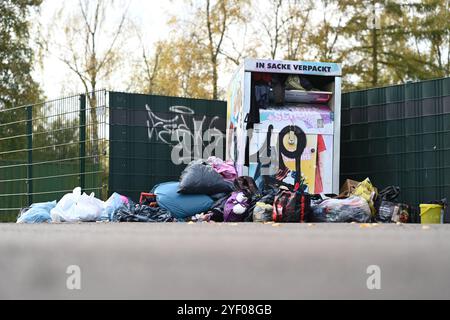 Illegale Müllentsorgung wird zur Herausforderung für Kommunen. Blick auf illegal entsorgten Hausmüll an einem Altkleidercontainer. Ausmaß der illegalen Abfallentsorgung in leer nicht mehr zumutbar. Der Abfallwirtschaftsbetrieb des Landkreises leer zieht nun die Konsequenzen und gibt mehrere Standort auf. Die dort aufgestellten Container für Altglas und Alttextilien wurden abgezogen. Emden Niedersachsen Deutschland *** illegale Abfallentsorgung wird für Kommunen zu einer Herausforderung Ansicht der illegal entsorgten Haushaltsabfälle in einem gebrauchten Bekleidungsbehälter das Ausmaß der illegalen Abfallentsorgung Stockfoto