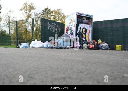 Illegale Müllentsorgung wird zur Herausforderung für Kommunen. Blick auf illegal entsorgten Hausmüll an einem Altkleidercontainer. Ausmaß der illegalen Abfallentsorgung in leer nicht mehr zumutbar. Der Abfallwirtschaftsbetrieb des Landkreises leer zieht nun die Konsequenzen und gibt mehrere Standort auf. Die dort aufgestellten Container für Altglas und Alttextilien wurden abgezogen. Emden Niedersachsen Deutschland *** illegale Abfallentsorgung wird für Kommunen zu einer Herausforderung Ansicht der illegal entsorgten Haushaltsabfälle in einem gebrauchten Bekleidungsbehälter das Ausmaß der illegalen Abfallentsorgung Stockfoto