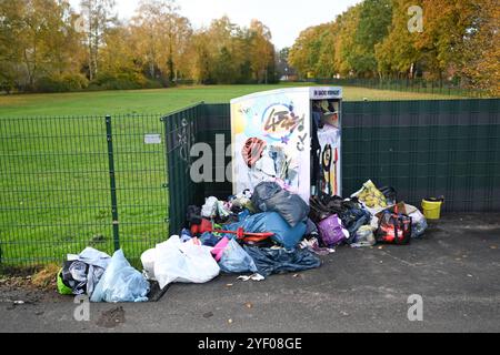 Illegale Müllentsorgung wird zur Herausforderung für Kommunen. Blick auf illegal entsorgten Hausmüll an einem Altkleidercontainer. Ausmaß der illegalen Abfallentsorgung in leer nicht mehr zumutbar. Der Abfallwirtschaftsbetrieb des Landkreises leer zieht nun die Konsequenzen und gibt mehrere Standort auf. Die dort aufgestellten Container für Altglas und Alttextilien wurden abgezogen. Emden Niedersachsen Deutschland *** illegale Abfallentsorgung wird für Kommunen zu einer Herausforderung Ansicht der illegal entsorgten Haushaltsabfälle in einem gebrauchten Bekleidungsbehälter das Ausmaß der illegalen Abfallentsorgung Stockfoto