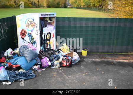 Illegale Müllentsorgung wird zur Herausforderung für Kommunen. Blick auf illegal entsorgten Hausmüll an einem Altkleidercontainer. Ausmaß der illegalen Abfallentsorgung in leer nicht mehr zumutbar. Der Abfallwirtschaftsbetrieb des Landkreises leer zieht nun die Konsequenzen und gibt mehrere Standort auf. Die dort aufgestellten Container für Altglas und Alttextilien wurden abgezogen. Emden Niedersachsen Deutschland *** illegale Abfallentsorgung wird für Kommunen zu einer Herausforderung Ansicht der illegal entsorgten Haushaltsabfälle in einem gebrauchten Bekleidungsbehälter das Ausmaß der illegalen Abfallentsorgung Stockfoto