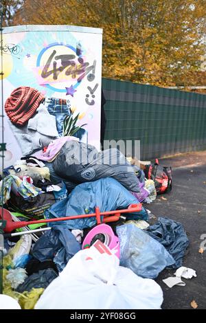 Illegale Müllentsorgung wird zur Herausforderung für Kommunen. Blick auf illegal entsorgten Hausmüll an einem Altkleidercontainer. Ausmaß der illegalen Abfallentsorgung in leer nicht mehr zumutbar. Der Abfallwirtschaftsbetrieb des Landkreises leer zieht nun die Konsequenzen und gibt mehrere Standort auf. Die dort aufgestellten Container für Altglas und Alttextilien wurden abgezogen. Emden Niedersachsen Deutschland *** illegale Abfallentsorgung wird für Kommunen zu einer Herausforderung Ansicht der illegal entsorgten Haushaltsabfälle in einem gebrauchten Bekleidungsbehälter das Ausmaß der illegalen Abfallentsorgung Stockfoto