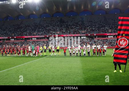 November 2024; CommBank Stadium, Sydney, NSW, Australien: A-League Football, WESTERN Sydney Wanderers gegen Adelaide United; Spieler schütteln zu Beginn des Spiels die Hand Credit: Action Plus Sports Images/Alamy Live News Stockfoto