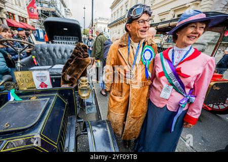 London, Großbritannien. November 2024. Ein 1904 Siddley erhält ein Suffragettes, Stimmen für Frauen Thema - es ist 120 Jahre seit der Gründung des Womens Automobile Club, also sind sie viele Fahrerinnen in historischen Outfits - St James's Motoring Spectacle in der Pall Mall, eine Feier des Autofahrens durch die Jahrhunderte und in die Zukunft. Die ausgestellten Fahrzeuge reichen von den bahnbrechenden Grand-Prix-Gewinnern aus den Anfängen des Motorsports bis hin zu den neuesten Supersportwagen mit revolutionären Technologien. Organisiert vom Royal Automobile Club. Sie findet am Vorabend der RM Sotheby's London nach Brighton Veteran CA statt Stockfoto