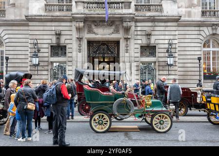 Pall Mall, London, Großbritannien. November 2024. Die Pall Mall ist tagsüber für den Durchgangsverkehr gesperrt und als Auftakt zum London Brighton Veteran Car Run am 3. November findet das erste St James’s Motorspektakel statt, das viele der Brighton Run-Autos umfasst und auch die Gegenwart und Zukunft auf Rädern zeigt. Die Teilnehmer können sich die am Lauf teilnehmenden Fahrzeuge ansehen und die Teilnehmer, die viele in klassischer Kleidung tragen, können die Autos miteinander vergleichen. Quelle: Malcolm Park/Alamy Live News Stockfoto