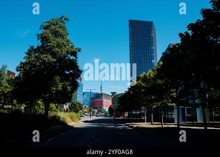 Newcastle UK: 8. Juli 2024: Die städtische Landschaft des St James' Boulevard zeigt moderne Gebäude und eine aktive Baustelle mit klarem blauem Himmel. Bäume lin Stockfoto