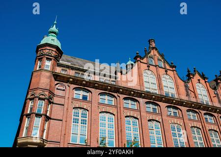 Newcastle UK: 8. Juli 2024: Exterieur des Discovery Museums. Historisches rotes Backsteingebäude mit komplizierter Architektur und grünen Türmchen unter einem klaren blauen s Stockfoto