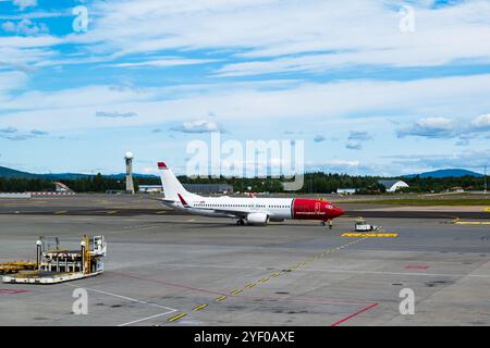 Oslo, Norwegen - 08.01.2024: Norwegian Air Shuttle Flugzeug am Flughafen Oslo, Norwegen. SAS-Flugzeuge auf der Start- und Landebahn des Flughafens Oslo. Norwegian ist eine norwegische Billigfluggesellschaft Stockfoto