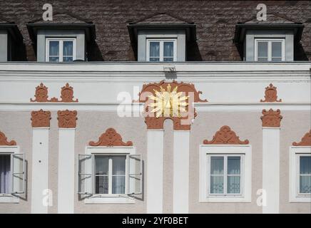 Besuch in Lambach, in Oberösterreich, fotografiert am 06.10.2024. - Das Bild zeigt die Fassade eines Herrenhauses in Lambach mit religiösen Darstellungen. Der Ort Lambach beherbergt ein Benediktinerstift 2024 - Besuch in Lambach, in Oberösterreich, am 06.10.2024. *** Besuch Lambach in Oberösterreich, fotografiert am 06 10 2024 das Bild zeigt die Fassade eines Herrenhauses in Lambach mit religiösen Darstellungen die Stadt Lambach beherbergt ein Benediktinerkloster 2024 Besuch Lambach in Oberösterreich am 06 10 2024 Stockfoto