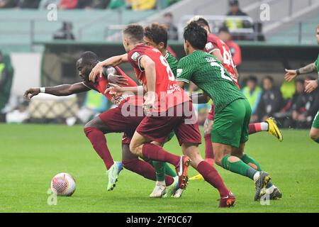 Peking, China. November 2024. Frank Acheampong (L) von Henan FC durchbricht den Durchbruch während des Spiels der 30. Runde zwischen Peking Guoan und Henan FC in der Chinesischen Super League (CSL) 2024 in Peking, China, am 2. November 2024. Quelle: Ju Huanzong/Xinhua/Alamy Live News Stockfoto