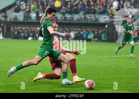 Peking, China. November 2024. Yang Liyu (L) aus Peking Guoan schießt den Ball während des 30. Runde Spiels zwischen Peking Guoan und Henan FC in der Chinesischen Super League 2024 in Peking, China, am 2. November 2024. Quelle: Ju Huanzong/Xinhua/Alamy Live News Stockfoto