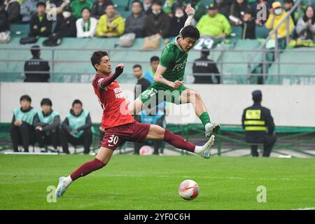 Peking, China. November 2024. Yang Liyu (R) von Peking Guoan schießt während des Spiels der 30. Runde zwischen Peking Guoan und Henan FC in der Chinesischen Super League (CSL) 2024 in Peking, China, am 2. November 2024. Quelle: Ju Huanzong/Xinhua/Alamy Live News Stockfoto