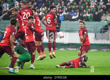 Peking, China. November 2024. Frank Acheampong (unterster) von Henan FC reagiert beim Spiel der 30. Runde zwischen Peking Guoan und Henan FC in der Chinesischen Super League (CSL) 2024 in Peking, China, am 2. November 2024. Quelle: Ju Huanzong/Xinhua/Alamy Live News Stockfoto