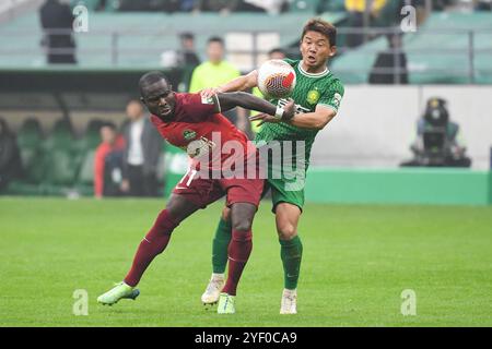Peking, China. November 2024. Frank Acheampong (L) von Henan FC streitet mit Chi Zhongguo von Peking Guoan während des 30. Runde Spiels in der Chinesischen Super League (CSL) 2024 in Peking, China, 2. November 2024. Quelle: Ju Huanzong/Xinhua/Alamy Live News Stockfoto