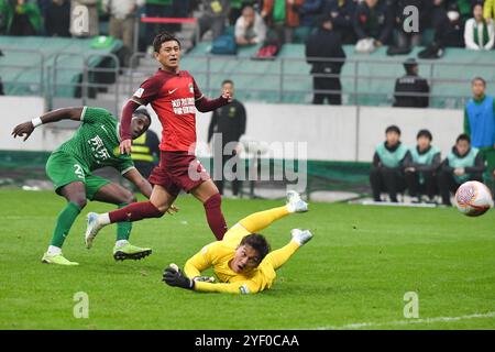 Peking, China. November 2024. Fabio Abreu (L) von Peking Guoan schießt den Ball während des 30. Runde Spiels zwischen Peking Guoan und Henan FC in der Chinesischen Super League 2024 (CSL) in Peking, China, am 2. November 2024. Quelle: Ju Huanzong/Xinhua/Alamy Live News Stockfoto