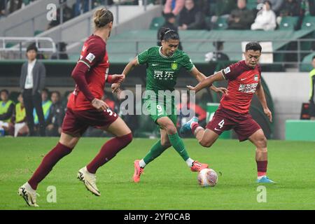 Peking, China. November 2024. Zhang Yuning (C) von Peking Guoan bricht während des Spiels der 30. Runde zwischen Peking Guoan und Henan FC in der Chinesischen Super League (CSL) 2024 in Peking, China, am 2. November 2024 durch. Quelle: Ju Huanzong/Xinhua/Alamy Live News Stockfoto