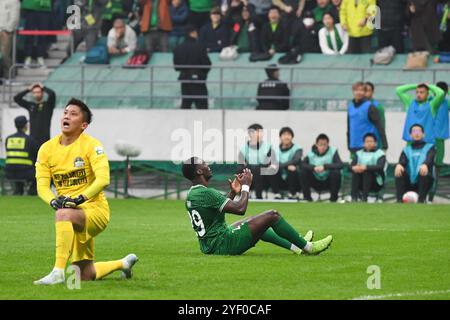 Peking, China. November 2024. Fabio Abreu (C) von Peking Guoan reagiert während des Spiels der 30. Runde zwischen Peking Guoan und Henan FC in der Chinesischen Super League (CSL) 2024 in Peking, China, am 2. November 2024. Quelle: Ju Huanzong/Xinhua/Alamy Live News Stockfoto