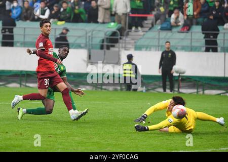Peking, China. November 2024. Fabio Abreu (2. L) von Peking Guoan schießt den Ball während des Spiels der 30. Runde zwischen Peking Guoan und Henan FC in der Chinesischen Super League (CSL) 2024 in Peking, China, am 2. November 2024. Quelle: Ju Huanzong/Xinhua/Alamy Live News Stockfoto