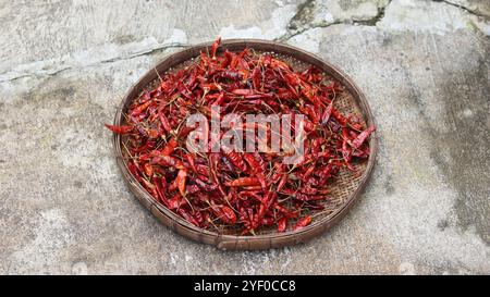 Nahaufnahme: Getrocknete rote Chili-Paprika in Bambuskörben Stockfoto