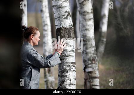 Naturtherapie. Qi Gong und Waldbaden, auch bekannt als Shinrin-Yoku. Frankreich. Stockfoto