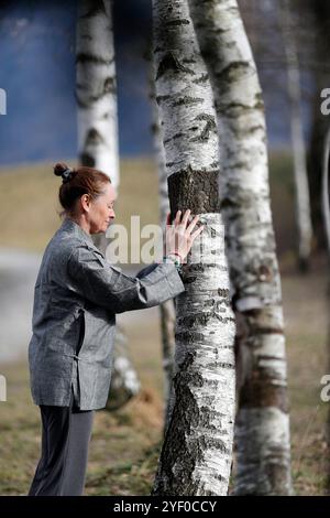 Naturtherapie. Qi Gong und Waldbaden, auch bekannt als Shinrin-Yoku. Frankreich. Stockfoto