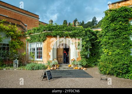 Ivy-bekleideter Eingang zum Killerton House in der Nähe von Exeter, Devon, Großbritannien am 20. Oktober 2024 Stockfoto