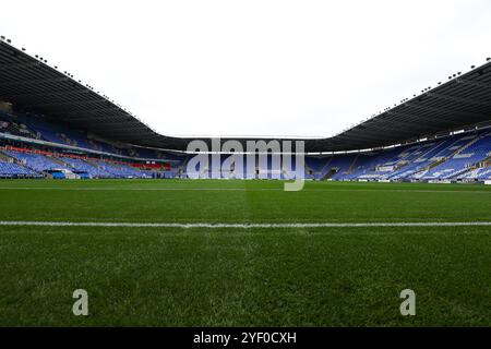 November 2024; Select Car Leasing Stadium, Reading, Berkshire, England; FA Cup First Round Football, Reading versus Fleetwood Town; das Spielfeld ist bereit für das Spiel Stockfoto