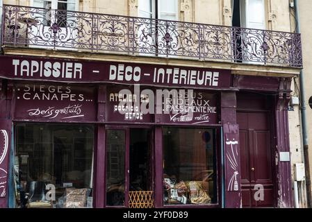 Narbona, Frankreich - 19. Juni 2024: Wandteppiche in der Altstadt von Narbona oder Narbonne, Occitanie, Frankreich Stockfoto