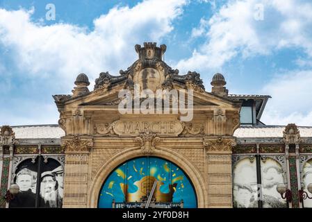 Narbona, Frankreich - 19. Juni 2024: Fassade des Lebensmittelmarktes Les Halles, Narbona oder Narbonne, Occitanie, Frankreich Stockfoto