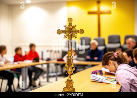 Religionsunterricht in der katholischen Kirche Saint Philippe du Roule, Paris, Frankreich. Stockfoto