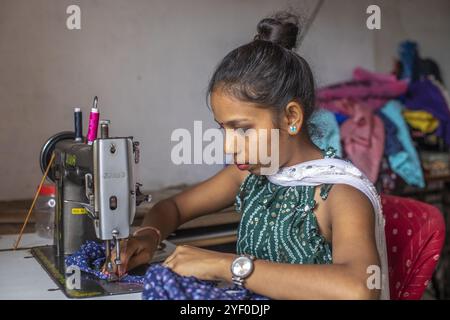 Schneiderin arbeitet in einem Dorf im Bezirk Narmada, Gujarat, Indien. Stockfoto