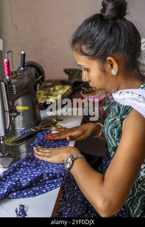 Schneiderin arbeitet in einem Dorf im Bezirk Narmada, Gujarat, Indien. Stockfoto