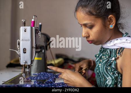 Schneiderin arbeitet in einem Dorf im Bezirk Narmada, Gujarat, Indien. Stockfoto