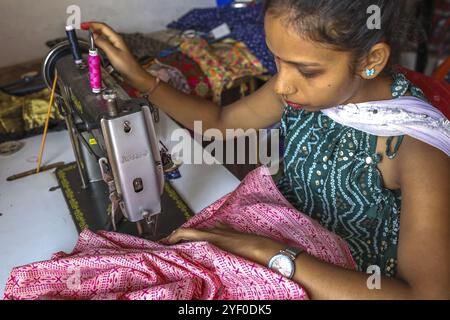 Schneiderin arbeitet in einem Dorf im Bezirk Narmada, Gujarat, Indien. Stockfoto