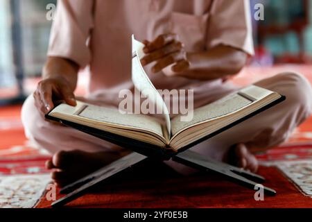 Mubarak Moschee. Muslimischer Mann, der in der Moschee sitzt und den Koran liest, das Holu-Buch des Islam. Vietnam. Stockfoto