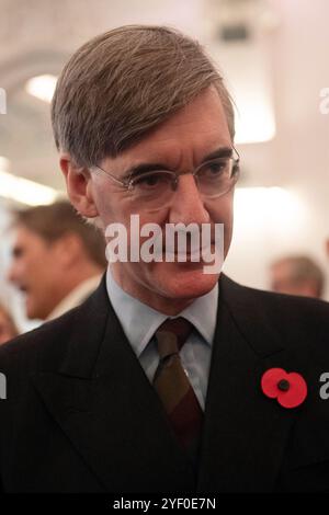 London, Großbritannien. November 2024. Jacob Rees-Mogg wird bei der Ankündigung der Führung der Konservativen Partei in der 8 Northumberland Avenue interviewt. Quelle: Justin Ng/Alamy Live News. Stockfoto