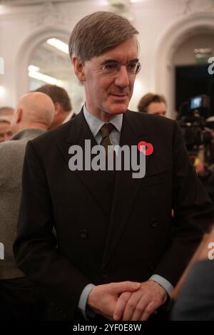 London, Großbritannien. November 2024. Jacob Rees-Mogg wird bei der Ankündigung der Führung der Konservativen Partei in der 8 Northumberland Avenue interviewt. Quelle: Justin Ng/Alamy Live News. Stockfoto