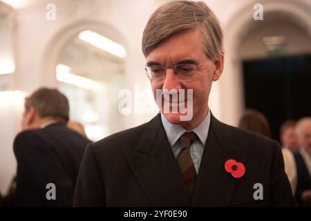 London, Großbritannien. November 2024. Jacob Rees-Mogg wird bei der Ankündigung der Führung der Konservativen Partei in der 8 Northumberland Avenue interviewt. Quelle: Justin Ng/Alamy Live News. Stockfoto