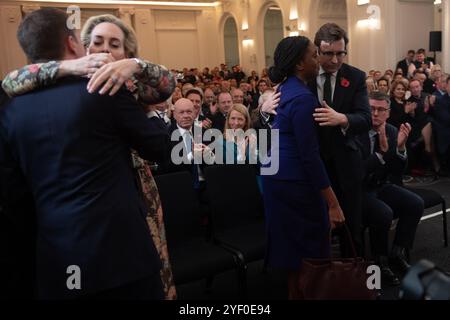 London, Großbritannien. November 2024. Robert Jenrick, Finalist der konservativen Partei, wird von Frau Michal Berkner bei der Ankündigung der Führung der Konservativen Partei in der 8 Northumberland Avenue umarmt. Quelle: Justin Ng/Alamy Live News. Stockfoto