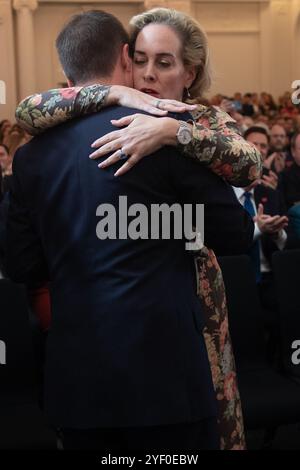 London, Großbritannien. November 2024. Robert Jenrick, Finalist der konservativen Partei, wird von Frau Michal Berkner bei der Ankündigung der Führung der Konservativen Partei in der 8 Northumberland Avenue umarmt. Quelle: Justin Ng/Alamy Live News. Stockfoto