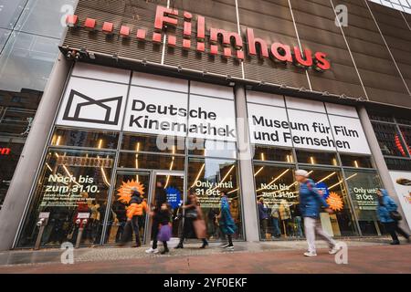 Letzter Tag im Museum für Film und Fernsehen. Innerhalb von 8 Tagen erlebte das Museum für Film und Fernsehen einen Besucherrekord: 20 000 Besucher innerhalb von 8 Tagen. Nun schließt das Museum für erste die Türen. Die Deutsche Kinemathek zieht um, 31.10.2024, Potsdamer Platz, Berlin, Deutschland *** letzter Tag im Museum für Film und Fernsehen innerhalb von 8 Tagen erlebte das Museum für Film und Fernsehen eine Rekordzahl von 20.000 Besuchern innerhalb von 8 Tagen jetzt schließt das Museum seine Türen zum ersten Mal die Deutsche Kinemathek bewegt sich, 31 10 2024, Potsdamer Platz, Berlin, Keim Stockfoto