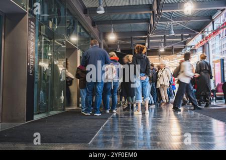 Letzter Tag im Museum für Film und Fernsehen. Innerhalb von 8 Tagen erlebte das Museum für Film und Fernsehen einen Besucherrekord: 20 000 Besucher innerhalb von 8 Tagen. Nun schließt das Museum für erste die Türen. Die Deutsche Kinemathek zieht um, 31.10.2024, Potsdamer Platz, Berlin, Deutschland *** letzter Tag im Museum für Film und Fernsehen innerhalb von 8 Tagen erlebte das Museum für Film und Fernsehen eine Rekordzahl von 20.000 Besuchern innerhalb von 8 Tagen jetzt schließt das Museum seine Türen zum ersten Mal die Deutsche Kinemathek bewegt sich, 31 10 2024, Potsdamer Platz, Berlin, Keim Stockfoto