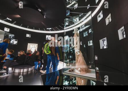 Letzter Tag im Museum für Film und Fernsehen. Innerhalb von 8 Tagen erlebte das Museum für Film und Fernsehen einen Besucherrekord: 20 000 Besucher innerhalb von 8 Tagen. Nun schließt das Museum für erste die Türen. Die Deutsche Kinemathek zieht um, 31.10.2024, Potsdamer Platz, Berlin, Deutschland *** letzter Tag im Museum für Film und Fernsehen innerhalb von 8 Tagen erlebte das Museum für Film und Fernsehen eine Rekordzahl von 20.000 Besuchern innerhalb von 8 Tagen jetzt schließt das Museum seine Türen zum ersten Mal die Deutsche Kinemathek bewegt sich, 31 10 2024, Potsdamer Platz, Berlin, Keim Stockfoto