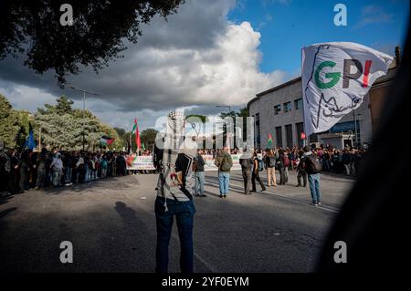 ProPal-Demonstrant steht vor friedlicher Menschenmenge am 5. Oktober 2024 ProPal versammelt sich in Rom Stockfoto