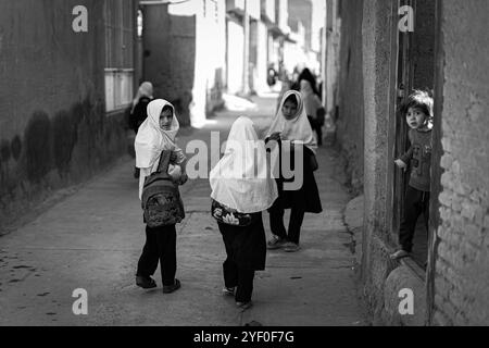 Grundschulmädchen wurden von der Schule entlassen und gehen nach Hause in die Provinz Herat, Afghanistan Stockfoto