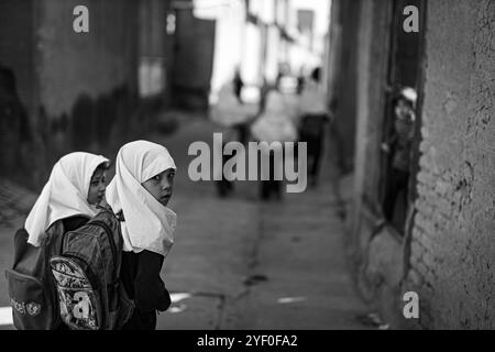 Grundschulmädchen wurden von der Schule entlassen und gehen nach Hause in die Provinz Herat, Afghanistan Stockfoto